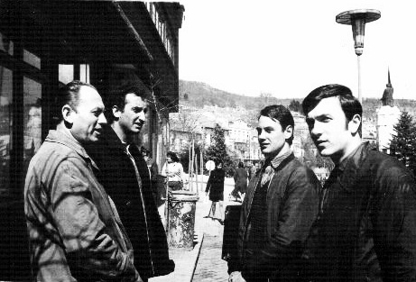 Пред радиоклуба 1965- най в ляво Христо Ценев LZ2AA, най в дясно е Николай Писаров LZ2JF , а до него Данчо Гайдаров LZ1UC.