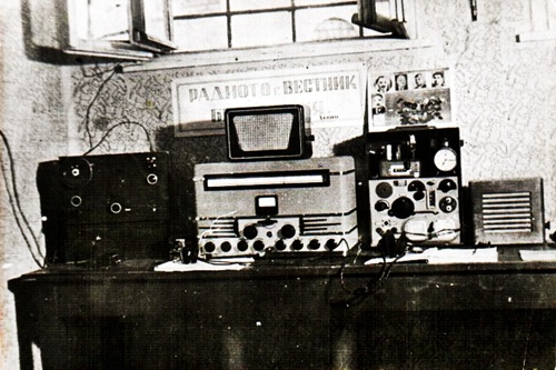 LZ2KAF 1955 в ляво от приемника е прдавателя