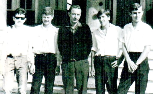 Пред ТЕТ 1966 от ляво на дясно- Нено LZ2AJ , NICK , Бончо Василев LZ2AS (sk) , Стефан LZ2DB , Кирил LZ2JA