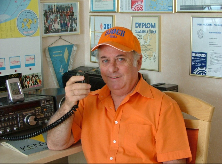 В момента работя с трансивер YAESU FТ-767GX (100 вата.)Антена FB4-41м